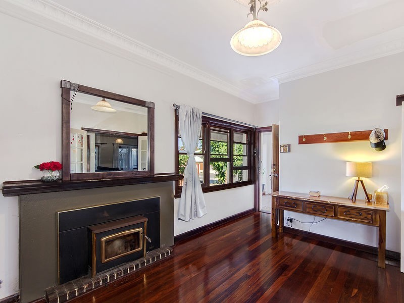 17 North Lake Road, Alfred Cove WA 6154