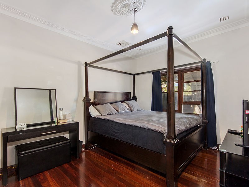 17 North Lake Road, Alfred Cove WA 6154