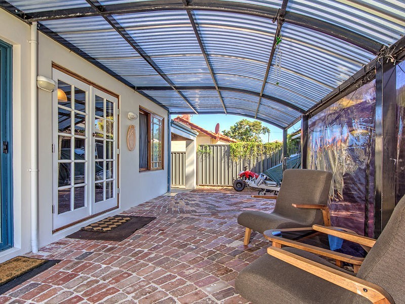 17 North Lake Road, Alfred Cove WA 6154