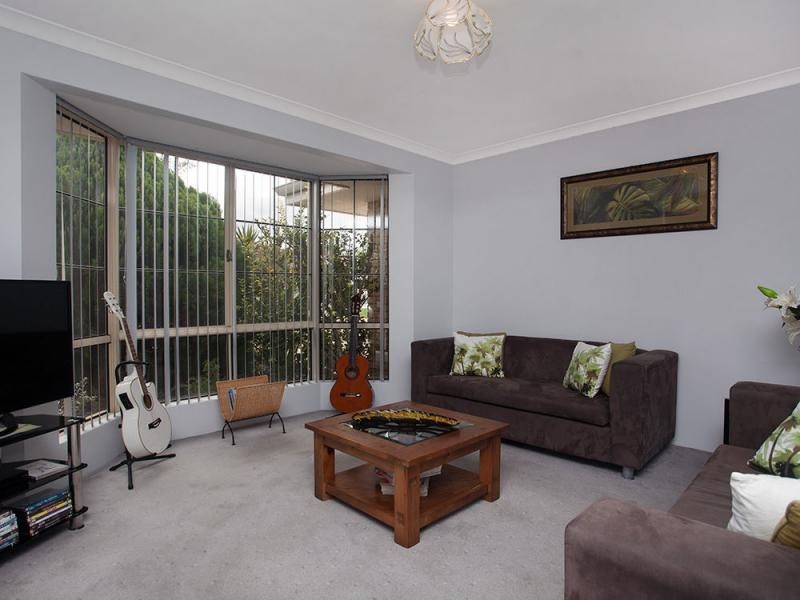 16 Glenfine Way, Carramar WA 6031