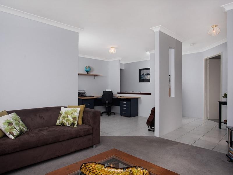 16 Glenfine Way, Carramar WA 6031