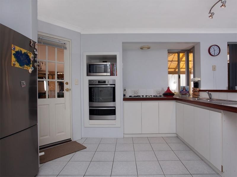 16 Glenfine Way, Carramar WA 6031