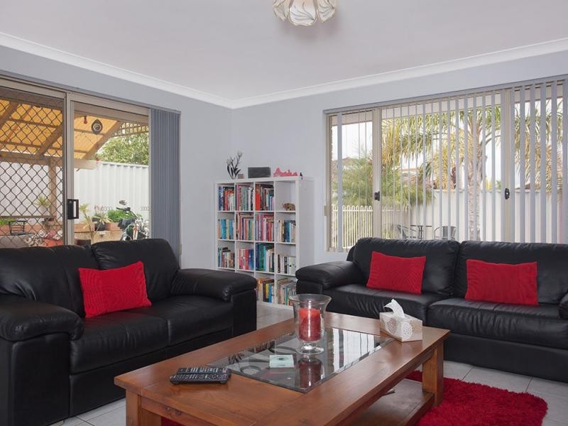 16 Glenfine Way, Carramar WA 6031