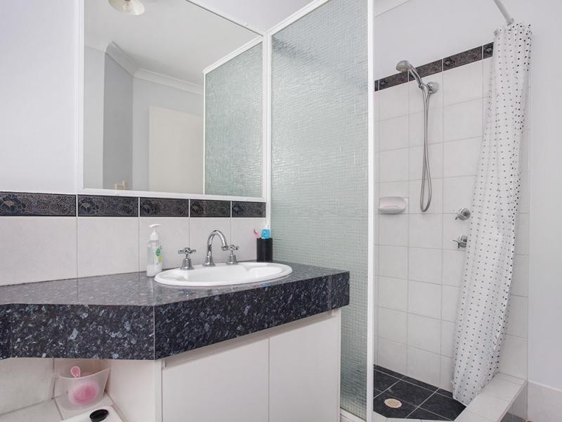 16 Glenfine Way, Carramar WA 6031