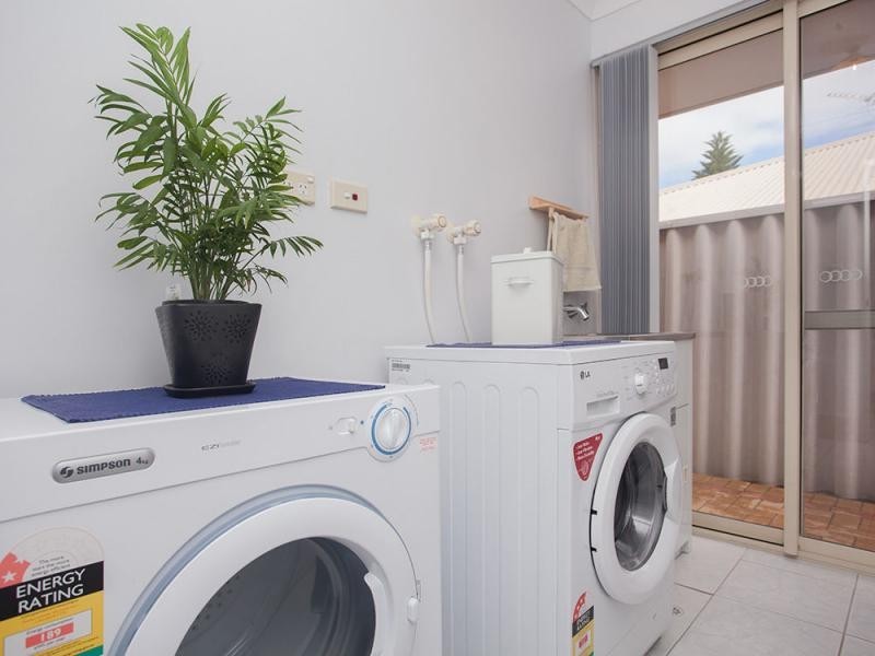 16 Glenfine Way, Carramar WA 6031