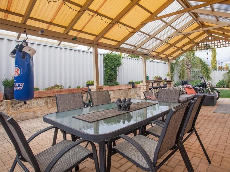 16 Glenfine Way, Carramar WA 6031