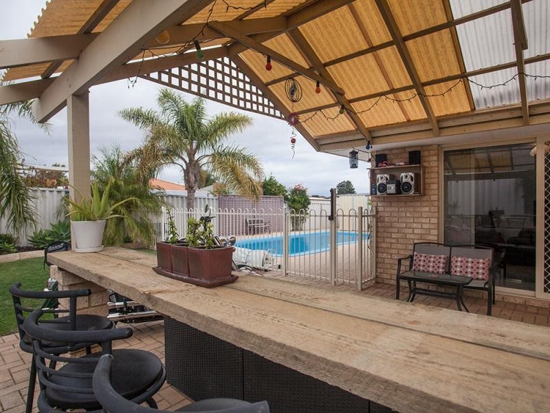 16 Glenfine Way, Carramar WA 6031