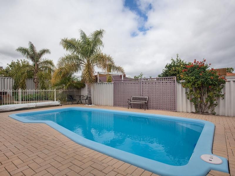 16 Glenfine Way, Carramar WA 6031