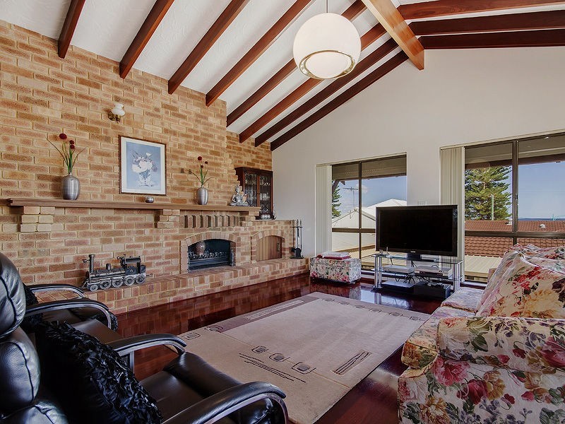 4 Ernest Street, Safety Bay WA 6169