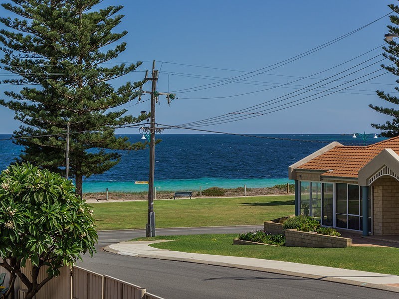 4 Ernest Street, Safety Bay WA 6169