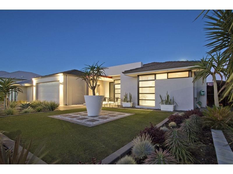 8 Regal Way, Madeley WA 6065