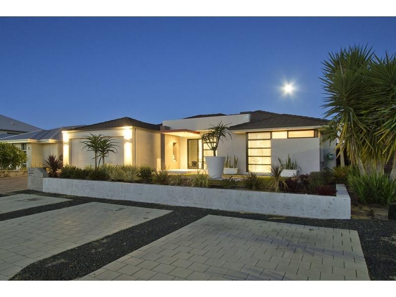 8 Regal Way, Madeley WA 6065