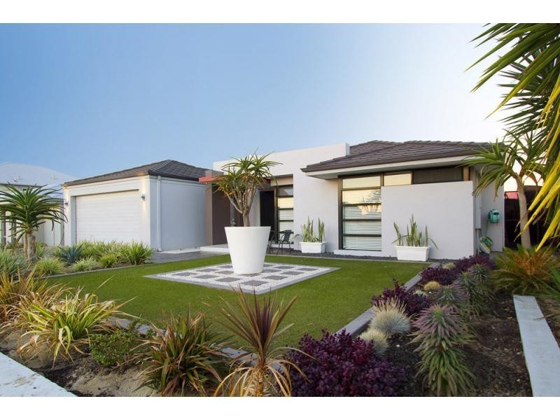 8 Regal Way, Madeley WA 6065