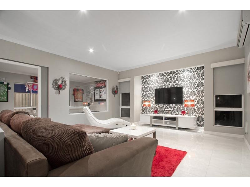 8 Regal Way, Madeley WA 6065