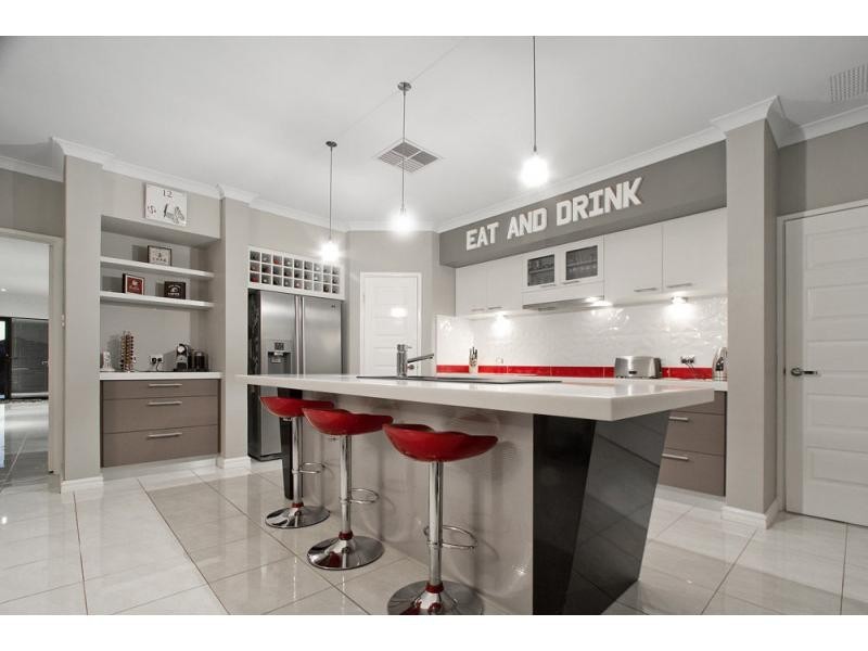 8 Regal Way, Madeley WA 6065