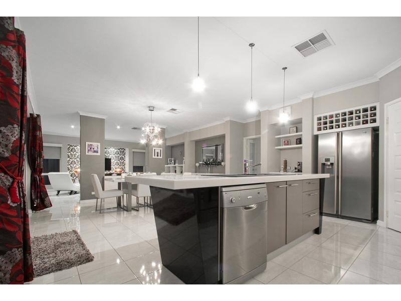 8 Regal Way, Madeley WA 6065