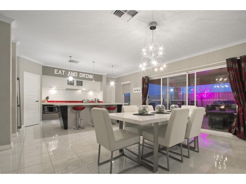 8 Regal Way, Madeley WA 6065