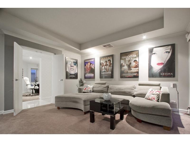 8 Regal Way, Madeley WA 6065