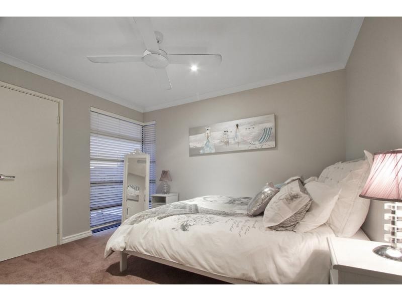8 Regal Way, Madeley WA 6065
