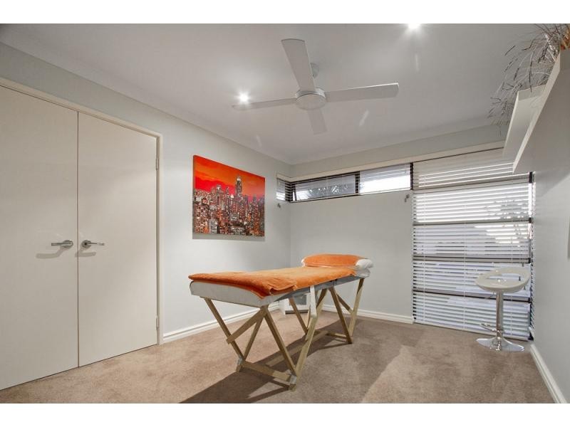 8 Regal Way, Madeley WA 6065