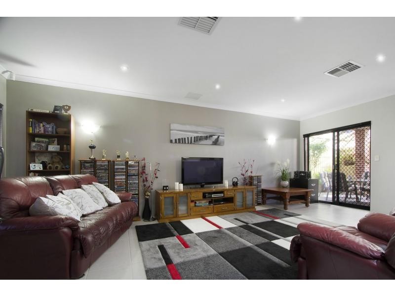 1 Hursthill Street, Madeley WA 6065