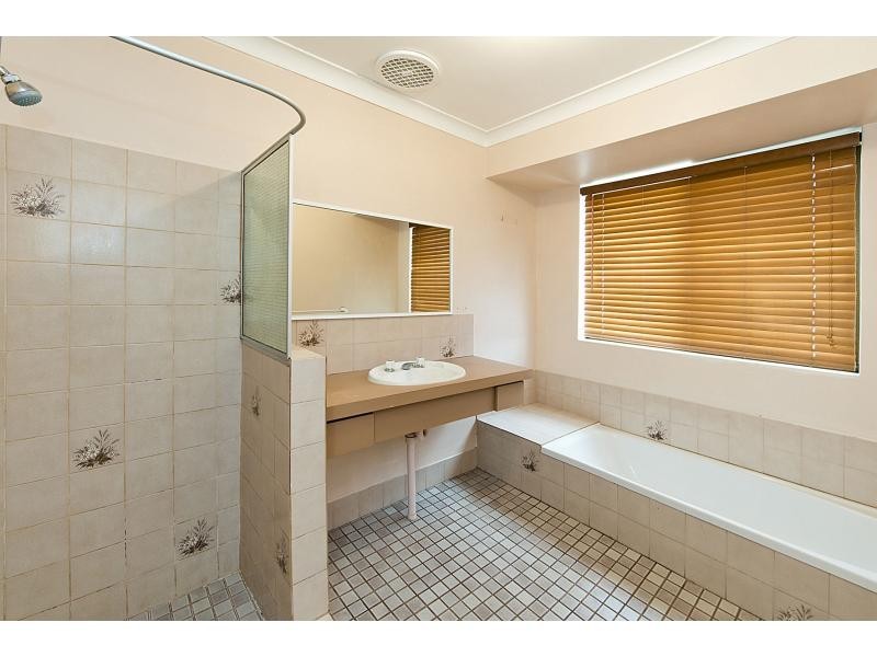 4 Camelot Place, Camillo WA 6111