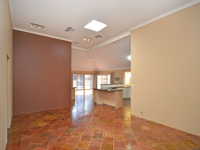 18 Winchester Place, Ballajura WA 6066