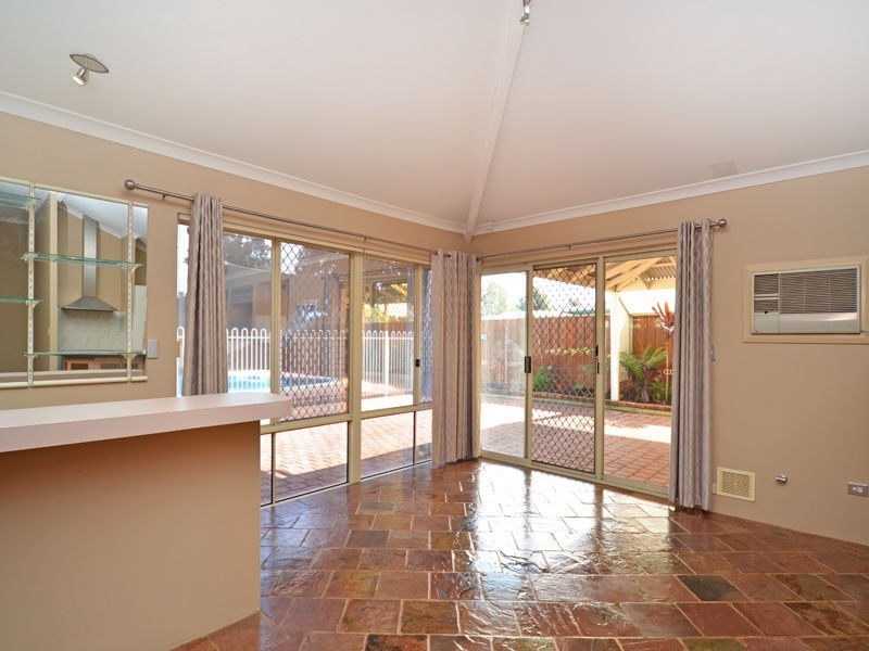 18 Winchester Place, Ballajura WA 6066