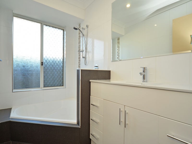 18 Winchester Place, Ballajura WA 6066