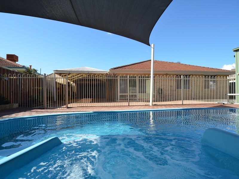 18 Winchester Place, Ballajura WA 6066