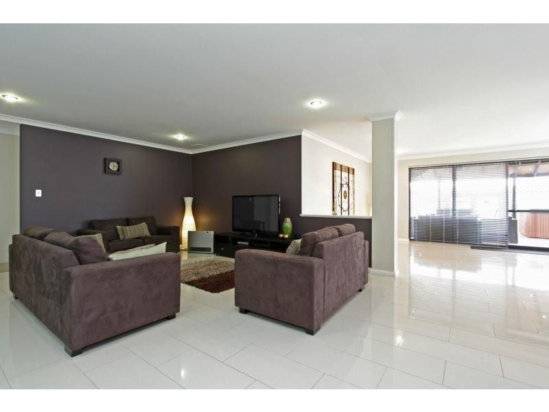 10 Pleasant Avenue, Piara Waters WA 6112