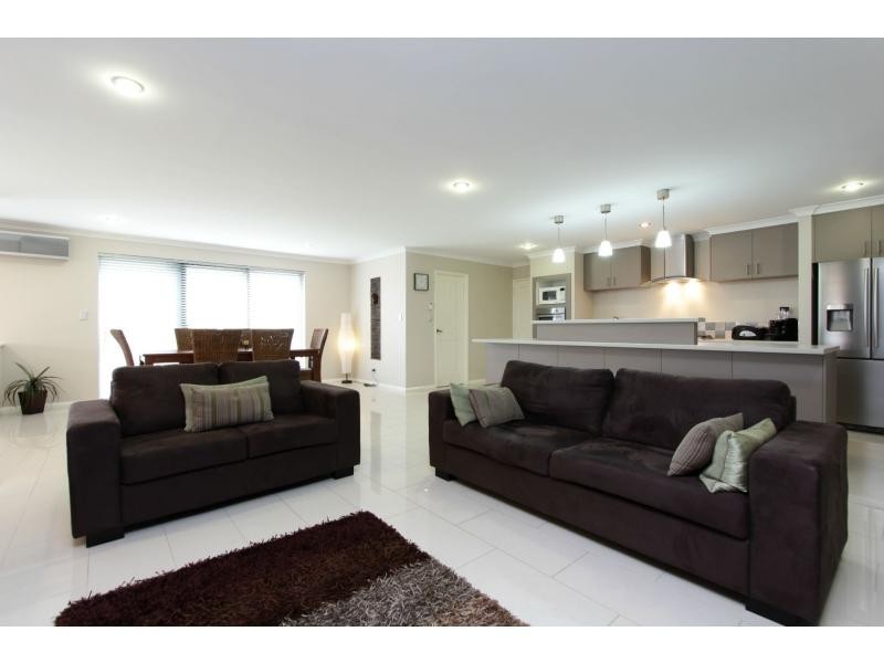 10 Pleasant Avenue, Piara Waters WA 6112