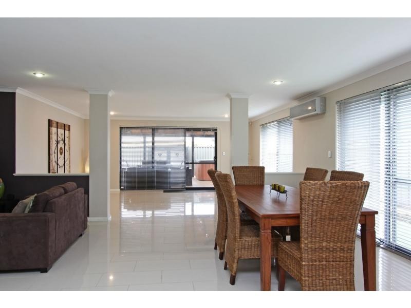 10 Pleasant Avenue, Piara Waters WA 6112