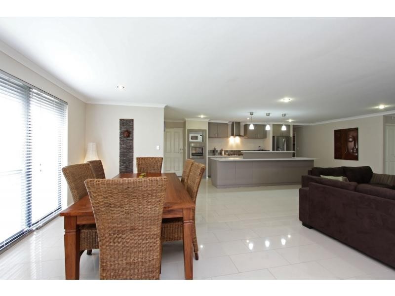 10 Pleasant Avenue, Piara Waters WA 6112