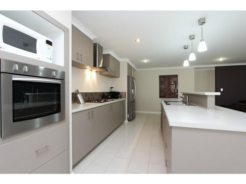 10 Pleasant Avenue, Piara Waters WA 6112