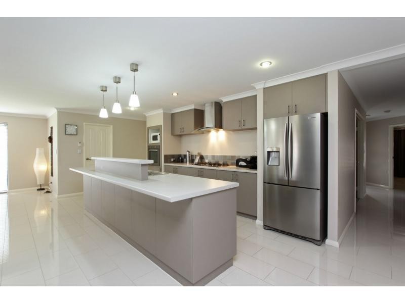 10 Pleasant Avenue, Piara Waters WA 6112