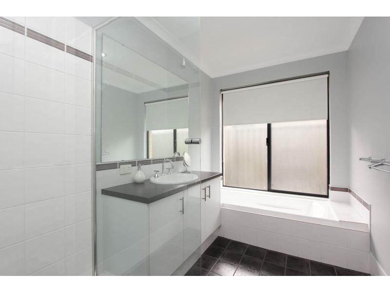 10 Pleasant Avenue, Piara Waters WA 6112