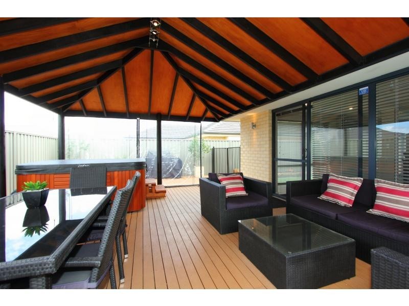 10 Pleasant Avenue, Piara Waters WA 6112