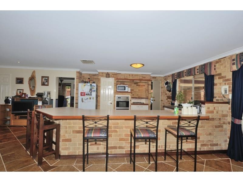 15 Montebourg Meander, Port Kennedy WA 6172