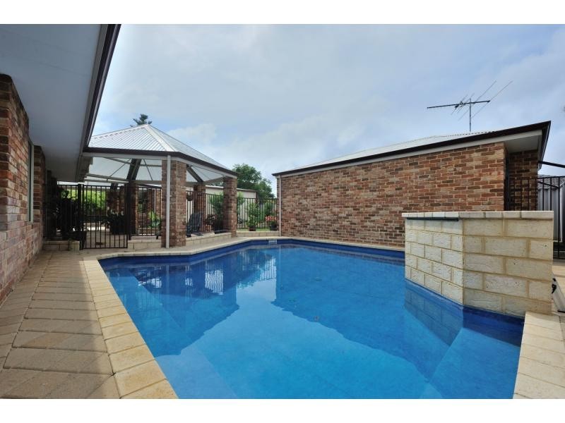 15 Montebourg Meander, Port Kennedy WA 6172