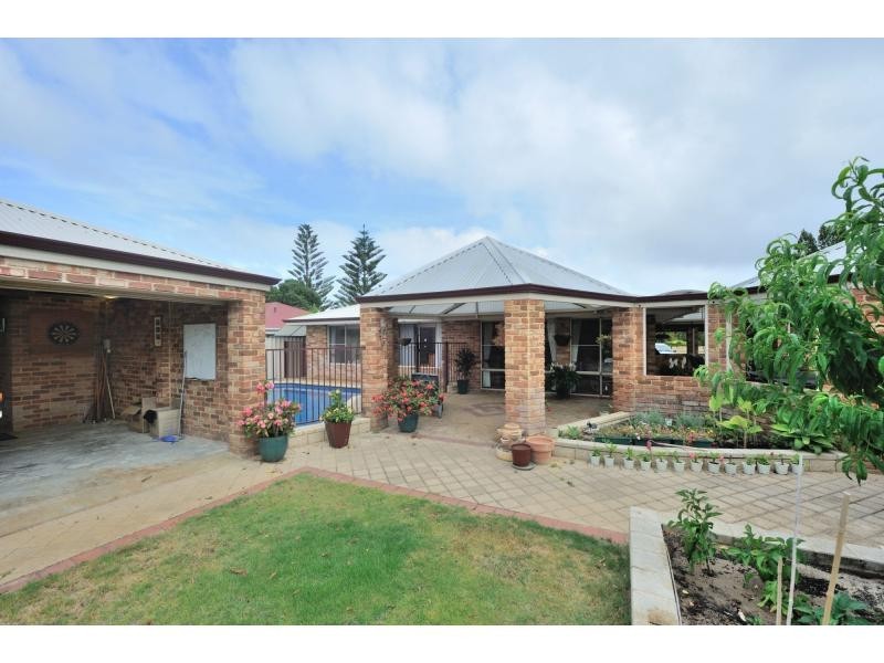 15 Montebourg Meander, Port Kennedy WA 6172