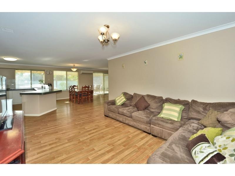 1 Gwalia Mews, Dudley Park WA 6210