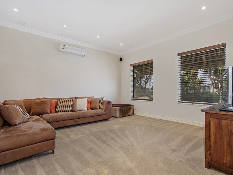 2 Knutsford Crescent, Port Kennedy WA 6172