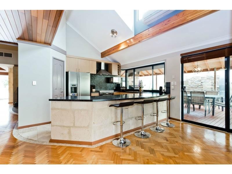 2 Winston Way, Madeley WA 6065