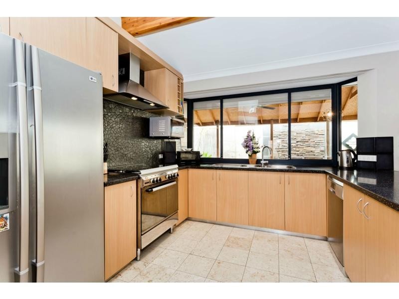 2 Winston Way, Madeley WA 6065