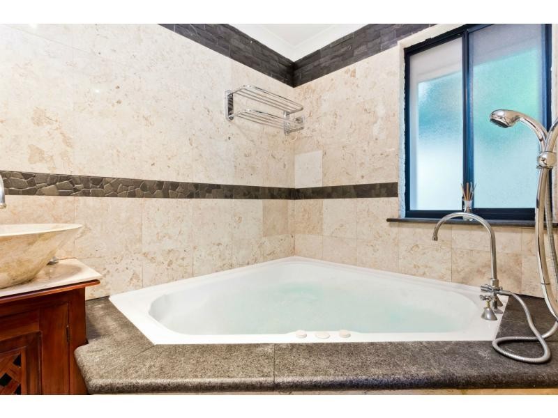 2 Winston Way, Madeley WA 6065