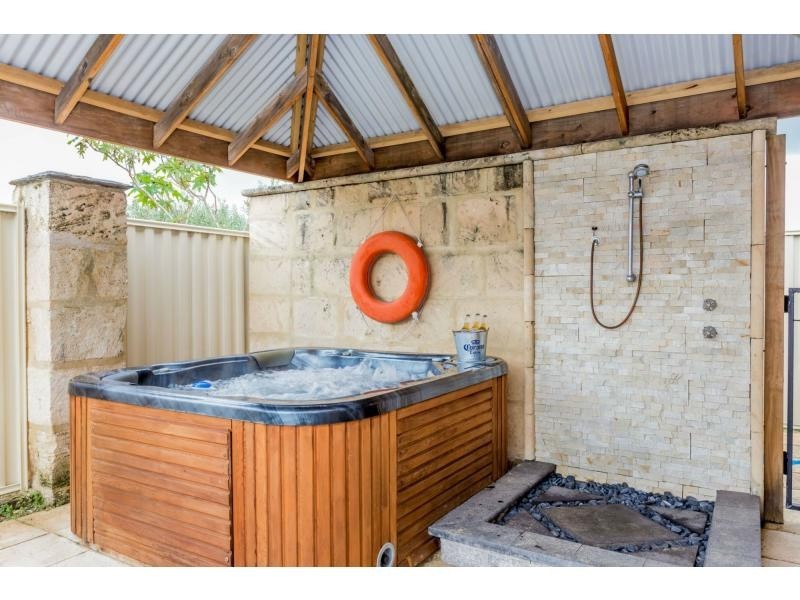 2 Winston Way, Madeley WA 6065