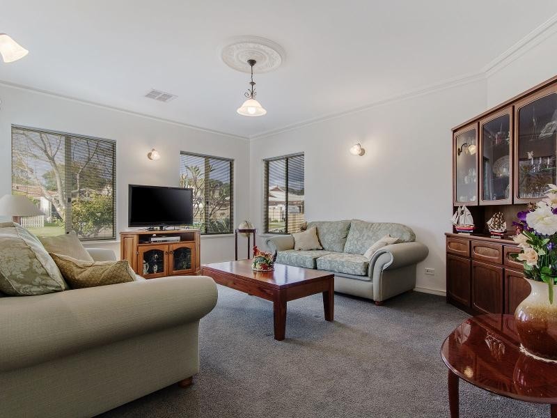 11 Thomas Street, Safety Bay WA 6169