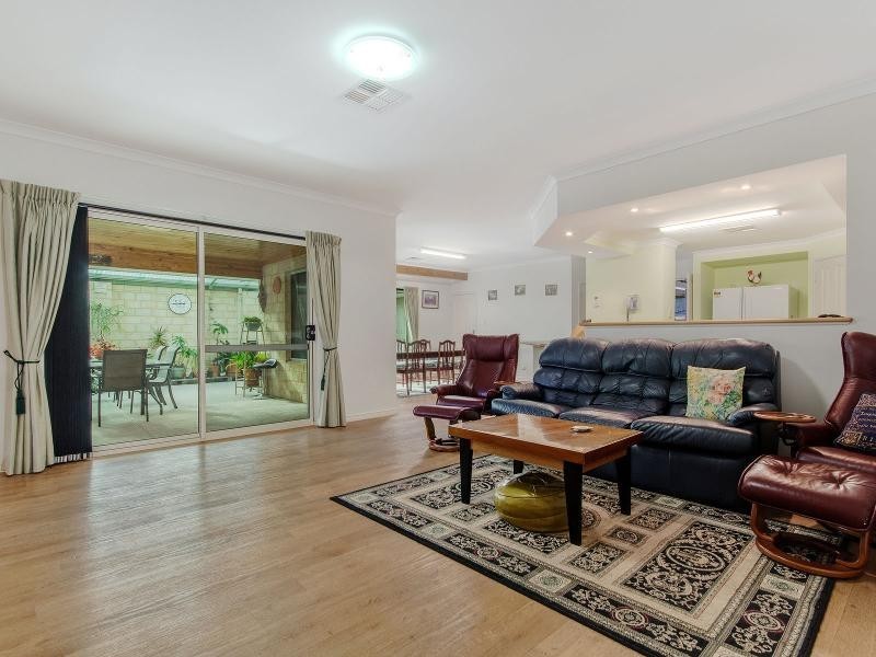 11 Thomas Street, Safety Bay WA 6169