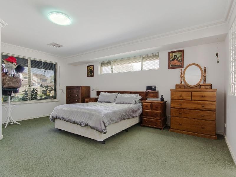 11 Thomas Street, Safety Bay WA 6169